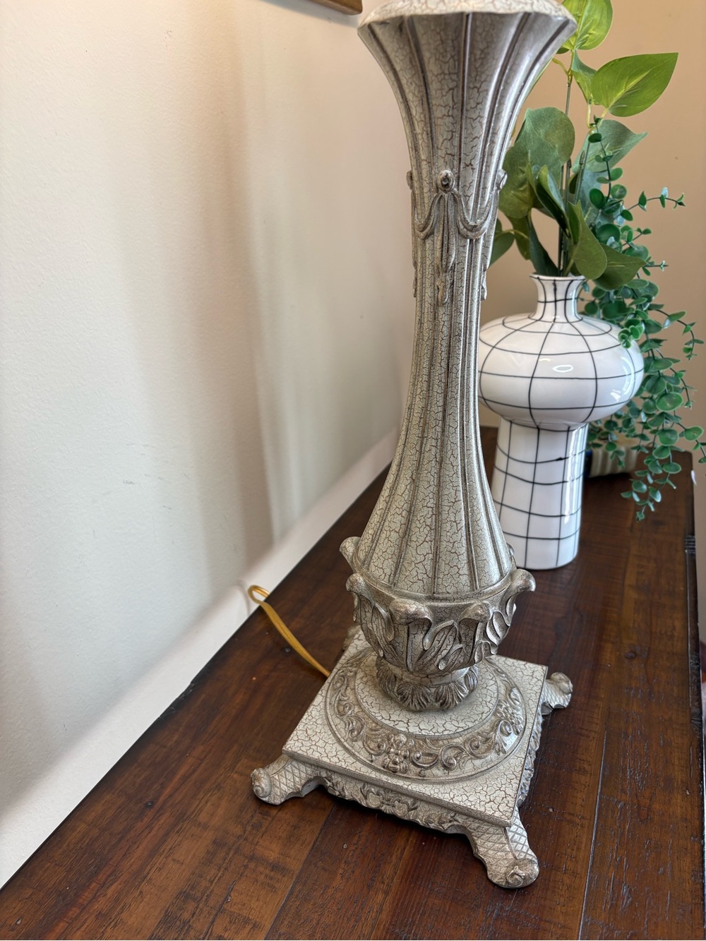 🔥🔥🔥Vintage Table Lamp Featuring Ornate, Distressed Base - Picture 5 of 11